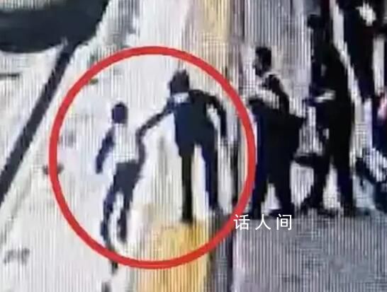 列車進站男童沖向軌道被一把抱回 為盡職盡責的鐵路工作人員點贊