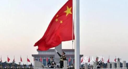 多地游客提前一天排隊等著看升旗 祝福祖國繁榮富強
