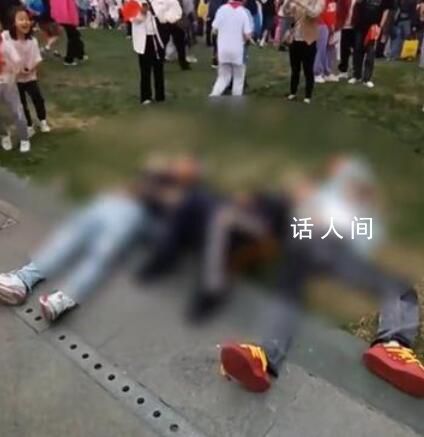 升旗結束3人草坪熟睡被艱難叫醒 引來眾多市民的圍觀