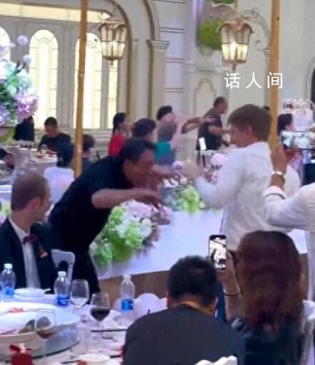 婚禮上伴郎與大叔斗舞場面亮了 現場氛圍也很嗨
