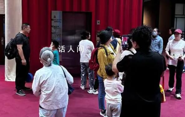 中國美術館成網紅打卡地 眾多游客看完升旗后的第一站