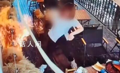 女子點燃餐廳裝飾后逃離 商家報警