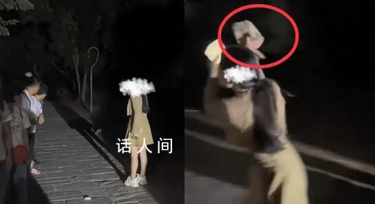 女子景區(qū)插隊被阻后搬石頭砸人 搬起石頭追砸勸阻游客發(fā)泄