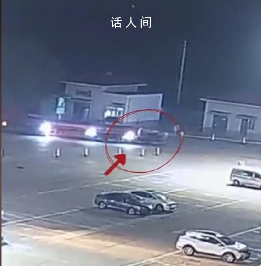 小車卡進貨車尾部被拖至服務區 工作人員及時發現救出被困3人