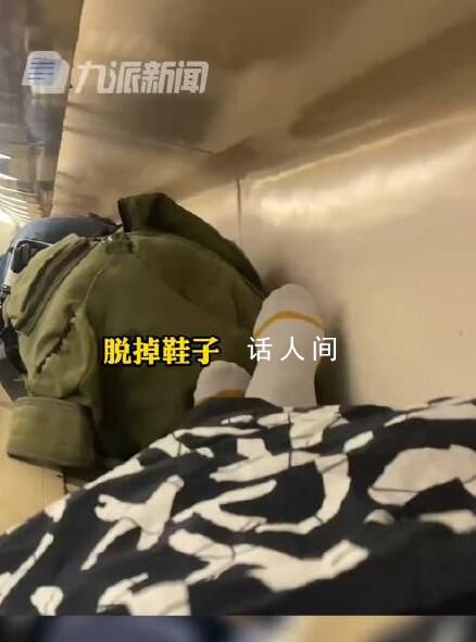12306回應男子躺火車行李架上睡覺 不允許行李架只能放行李