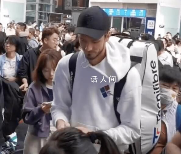 梅德韋杰夫乘高鐵參加上海大師賽 檢票入站的身影也被身邊的網(wǎng)友拍下