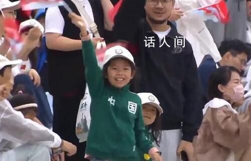 龍舟比賽看臺現吳京同款運動服 一起為中國隊加油