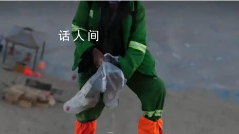 十一長(zhǎng)假敦煌鳴沙山景區(qū)垃圾遍地 工作人員艱難爬沙山拾撿