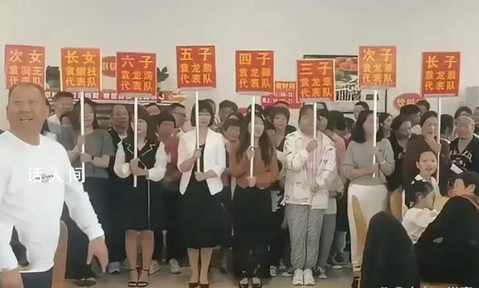 27個(gè)重孫排隊(duì)給老人磕頭拜壽 奶奶激動(dòng)得晚上覺都睡不好
