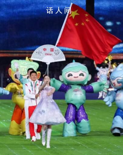 謝震業(yè)高舉五星紅旗入場 昂首挺胸大步流星地步入會場
