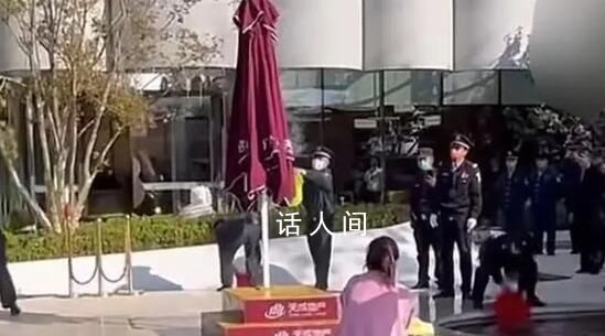 女業主售樓處維權遭保安輪流潑水 背后真相令人發指