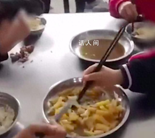 黑龍江一小學食堂6名學生吃2盤菜 還是土豆白菜只有一點肉