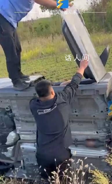 轎車側(cè)翻公交司機飛奔跳上車救人 點贊救人的于師傅和熱心乘客