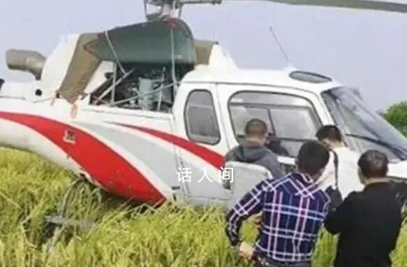 直升機迫降稻田引村民圍觀 多位村民圍在直升機附近圍觀拍照