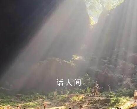 游客天坑內(nèi)打排球遇丁達(dá)爾效應(yīng) 悠閑愜意仿佛置身世外桃源