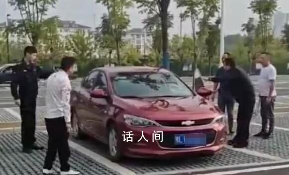 男子車內當孩子面將妻子捅成重傷 二人疑似剛辦完離婚手續
