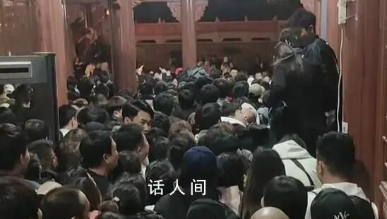 游客9塊9夜爬古武當山被擠爆 現場秩序混亂