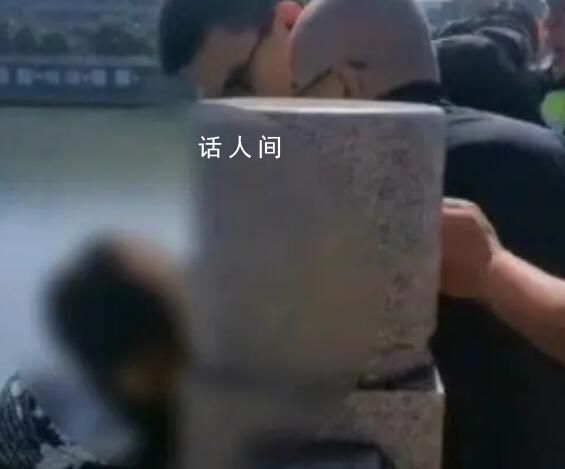少年欲跳橋輕生被無數(shù)雙手緊抓救回 已平復(fù)心態(tài)和家人一起離開