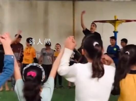 加沙醫(yī)院遭襲前 孩子們一起做游戲