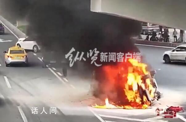 寶馬與出租相撞起火 出租司機被控制