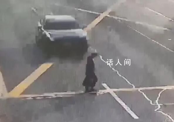 警方通報(bào)82歲行人橫穿馬路被撞飛 事故正在進(jìn)一步調(diào)查處理中