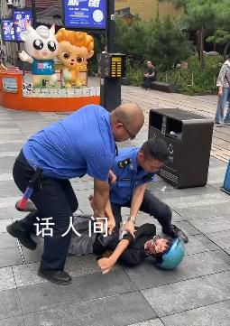 外賣員抗拒鎖車將城管踹倒后被制服 步行街內(nèi)確實是不允許電動車進入的