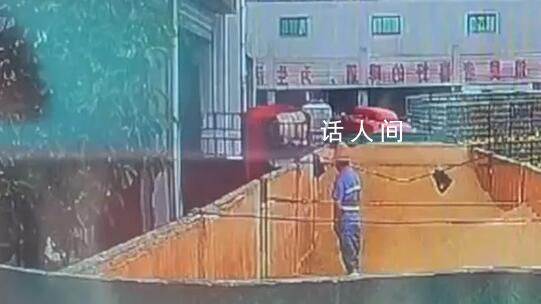 青島啤酒工人被曝在原料倉小便 目前局里已經安排工作人員前往現場調查此事