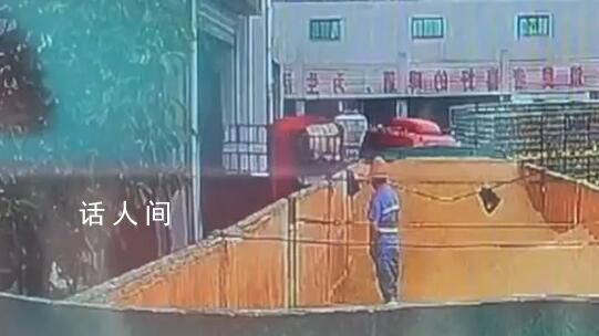 青島啤酒回應(yīng)工人在原料倉(cāng)小便 警方也已介入調(diào)查