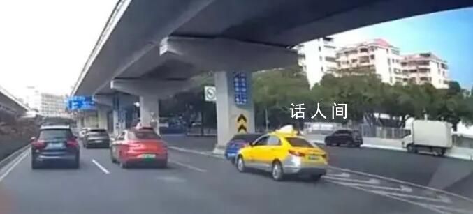 寶馬與出租相撞 目擊者:兩車斗氣