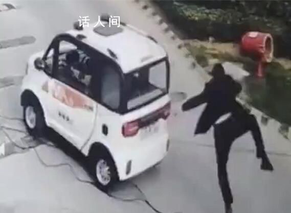 物業(yè)師傅救小孩被車撞翻仍爬起追車 兩物業(yè)師傅肉身擋車