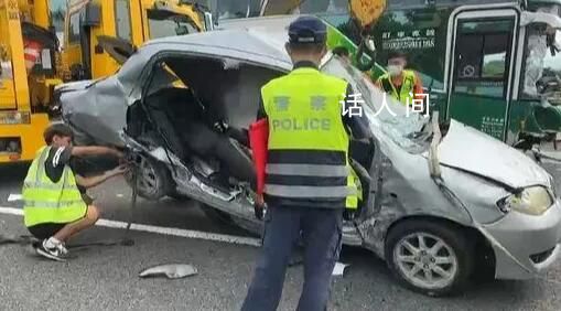 臺灣游覽車與轎車相撞致4死22傷 詳細原因有待厘清