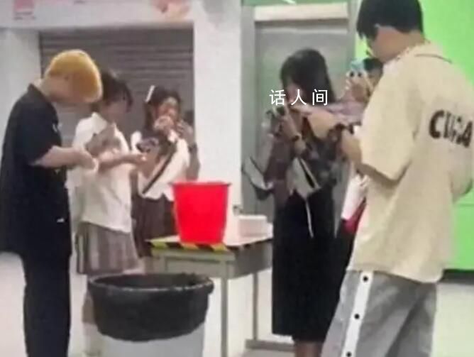 廣州地鐵禁止萬圣節(jié)驚悚妝容 裝扮驚悚的乘客被要求卸妝上車