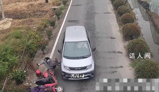 男子開車看手機撞到騎車老媽 警方對其進行批評教育