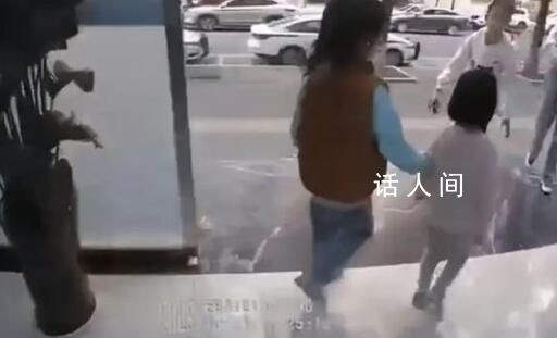 9歲女孩撿到4歲萌娃手拉手找警察 意外地成為了一名4歲小朋友的保護(hù)神