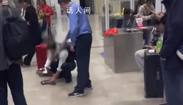 農(nóng)民工車站內(nèi)把禁帶工具砸爛 目擊者：工作人員也是按章辦事
