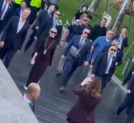 網(wǎng)友外灘偶遇美國(guó)加州州長(zhǎng)夫婦 州長(zhǎng)夫人珍妮弗·西貝爾·紐森因?yàn)閺?qiáng)大的氣場(chǎng)而出圈