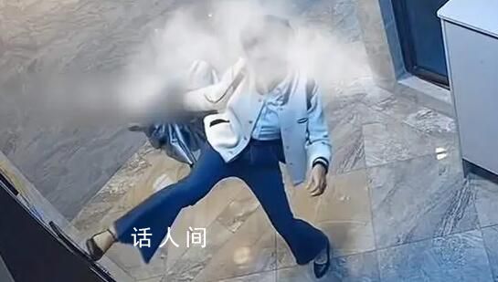女子坐電梯用腳“按”鍵 引發了網友的熱烈討論