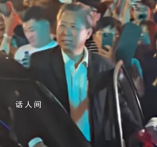 司機(jī)大伯被誤認(rèn)為cos余華 大伯見此情形一臉懵地站在原地