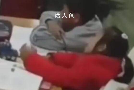 教育局回應(yīng)學(xué)生被后桌夾擠拽頭發(fā) 正核實(shí)