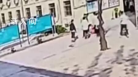 學校回應“老師學生圍毆一女生” 該學生素質太差辱罵老師在先