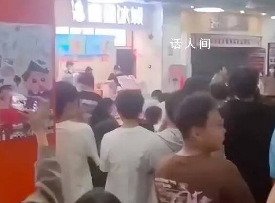 學生吐槽蜜雪店主3歲兒子掀女生裙子 校方：已停業