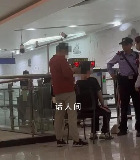 官方辟謠女孩地鐵站遇人販子 是她姑姑女子當(dāng)時發(fā)病了