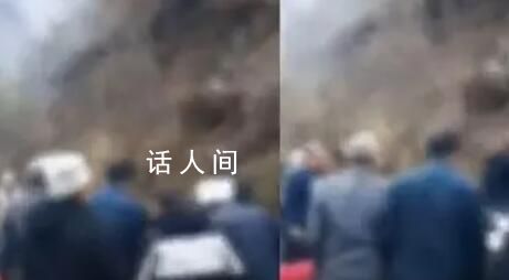 陜西村民抬棺上山不慎滑倒被壓棺底 這一幕引發了人們的共鳴和思考