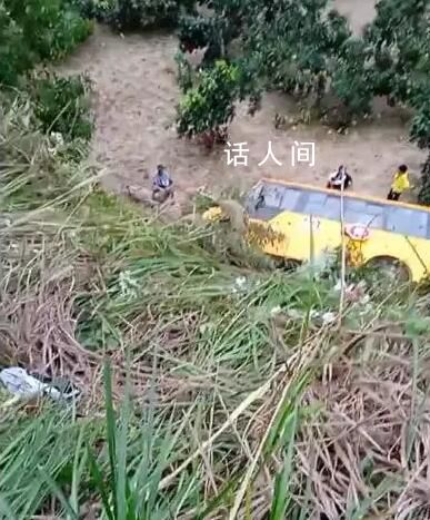 湖南一校車墜下山坡 有學生受傷
