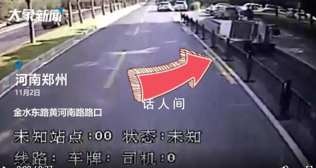 快遞車側翻公交司機乘客掀車救人 10秒就將快遞小哥平安救出