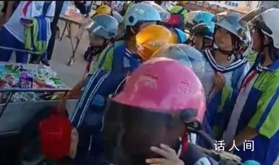 媒體評“小學生走路也要戴頭盔” 別再讓學校越俎代庖管交通了