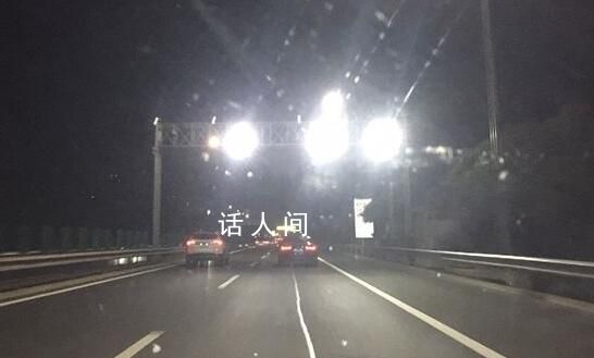 建議取消龍門(mén)架上面的射燈 閃光燈每閃一次都可能對(duì)司機(jī)造成一兩秒致盲效果