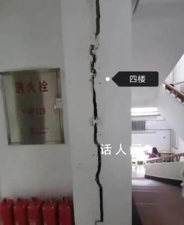 哈爾濱暴雪高校學(xué)生公寓墻體開裂 目前正轉(zhuǎn)移安置學(xué)生