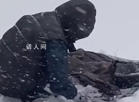 哈爾濱大媽雪地干洗呢子大衣 成了街頭的一道亮麗風景線