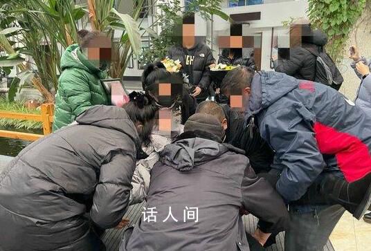 體育館遇難學生母親:哭得兩三天沒睡